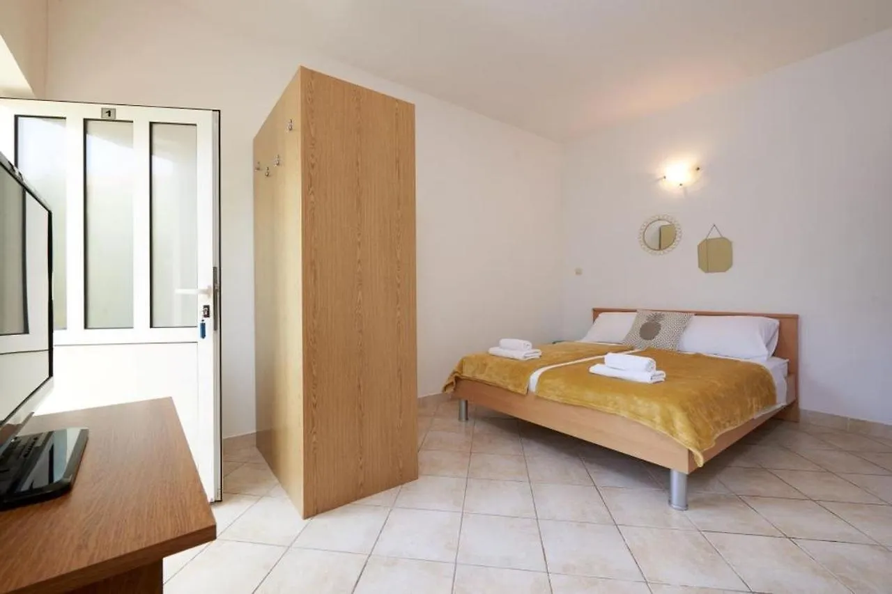 Studio Apartment In Seget Vranjica With Terrace, Air Conditioning, Wifi, Washing Machine 5052-1